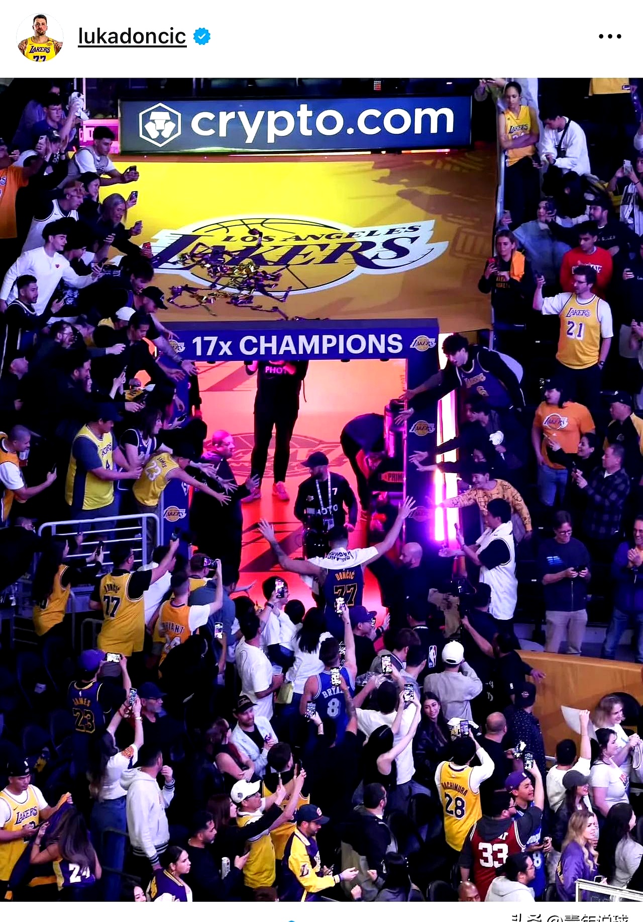 东契奇重返赛场，反败为胜首场状态出色，巴塞罗那观众沸腾！引发球迷热议的简单介绍