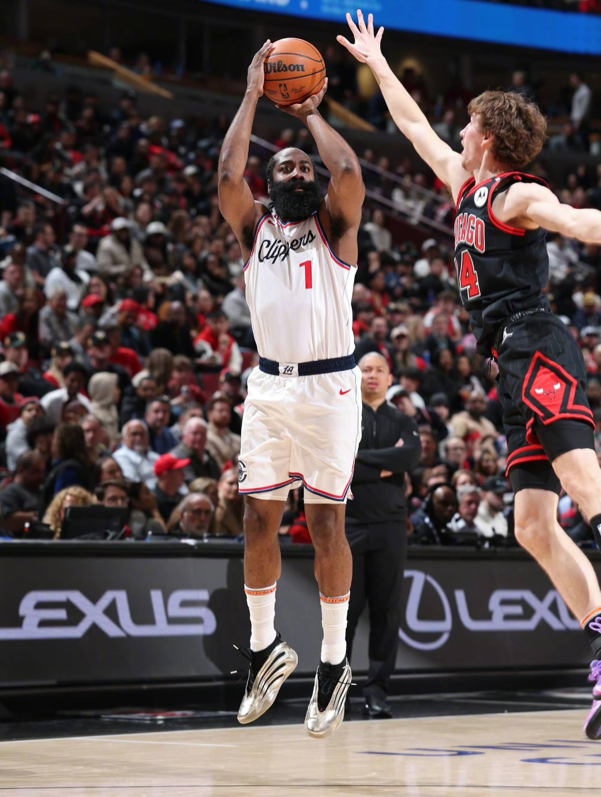 雄鹿前途光明！，哈登新星出色发挥表现突出比赛高潮迭起