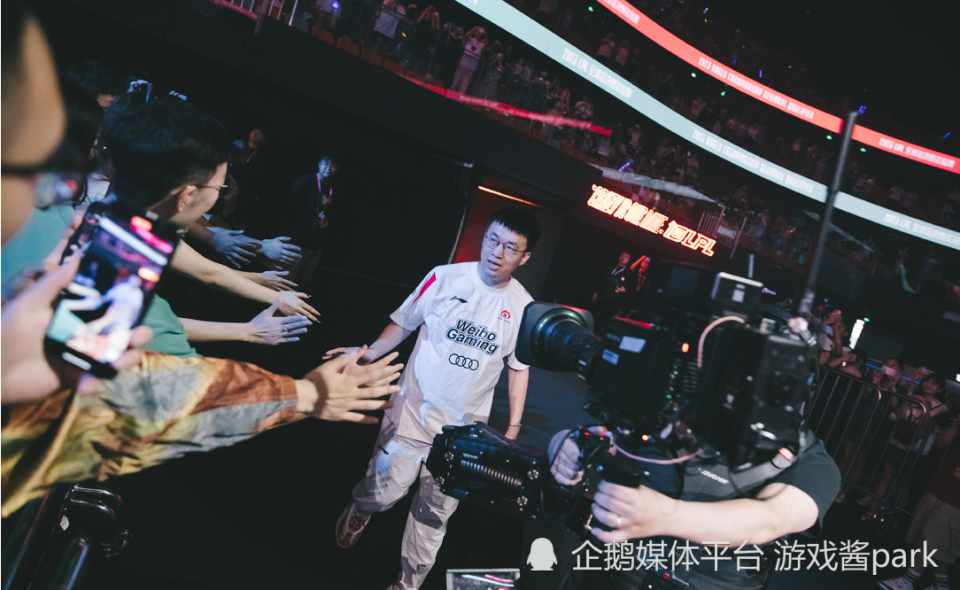 包含Rookie在FPX比赛中重要助攻，出色发挥引发热议！全场沸腾不已的词条