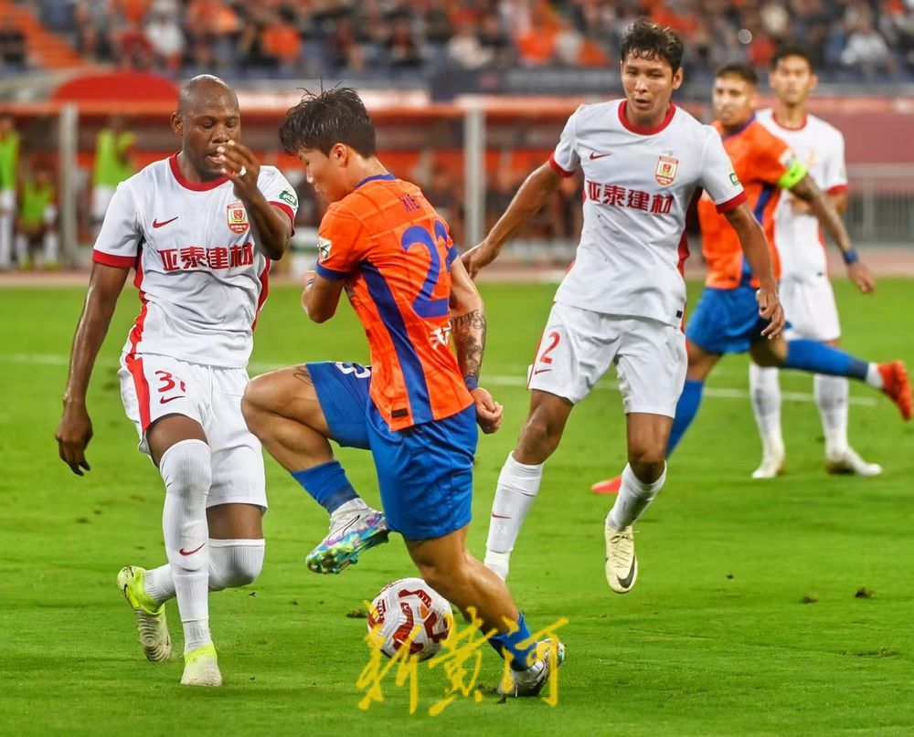包含中超赛程吃紧，山东泰山加时末段豪取连胜，悬念犹存，控场能力受关注的词条