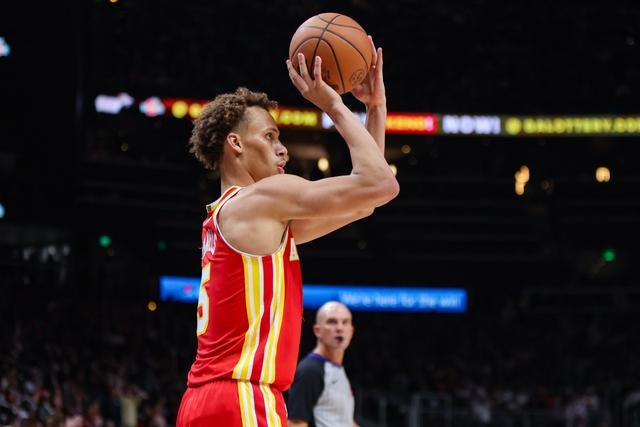 包含从赛后洛杉矶湖人队长鼓劲到德罗巴连续十场比赛得分超过回归赛场，西亚卡姆连续五场比赛得分超过刷新纪录的词条